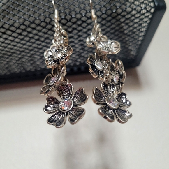 Flower Dangle earrings with crystal gems - Picture 3 of 4